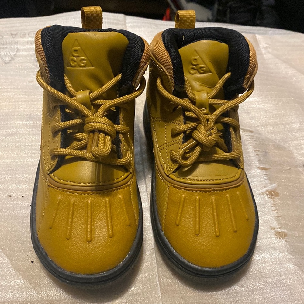 Duck boots